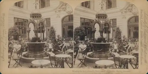 Stereo Foto Berlin Mitte, Cafe Linden, Lieblingsgetränk erwartend