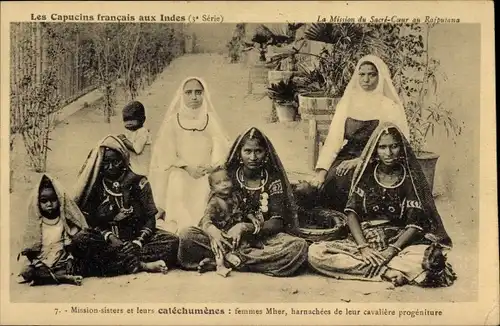 Ak Indien, Französische Kapuziner aus Indien, Missionsschwestern und ihre Katechumenen