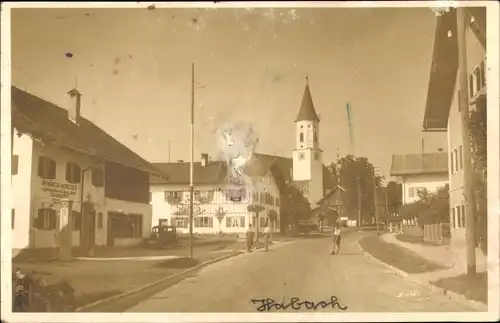 Foto Ak Habach Oberbayern, Kirche, Straßenpartie