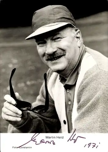 Ak Schauspieler Martin Held, Portrait, Mütze, Sonnenbrille, Autogramm