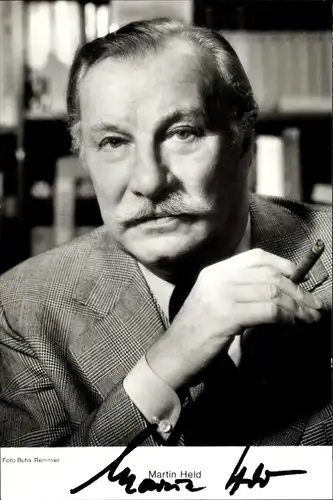 Ak Schauspieler Martin Held, Portrait, Autogramm, Zigarre