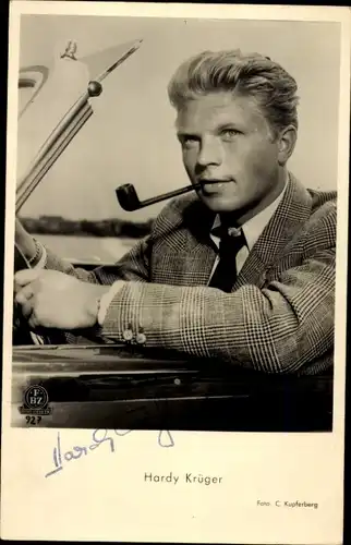 Ak Schauspieler Hardy Krüger, Portrait, Autogramm, Pfeife, Auto