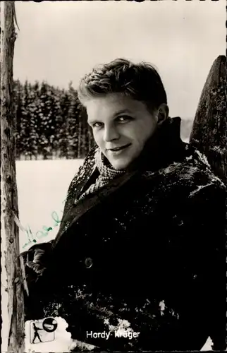 Ak Schauspieler Hardy Krüger, Portrait, Autogramm, einer kam durch, Winter