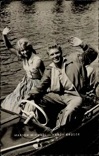 Ak Schauspielerin Marion Michael, Schauspieler Hardy Krüger, Autogramm, winkend, Boot