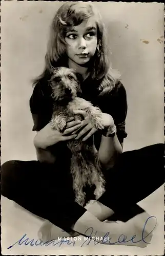 Ak Schauspielerin Marion Michael, Portrait mit Terrier, Autogramm