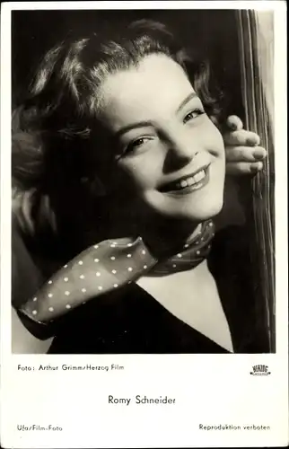 Ak Schauspielerin Romy Schneider, Portrait, gepunktetes Halstuch