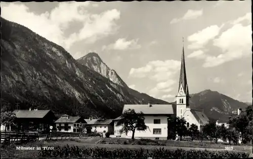 Ak Münster Tirol, Ortspartie, Kirche, Berge
