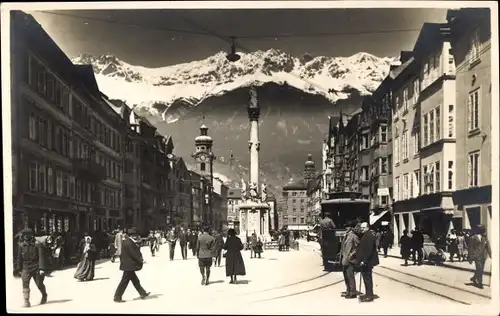 Ak Innsbruck in Tirol, Maria Theresien Straße mit Annasäule, Straßenbahn