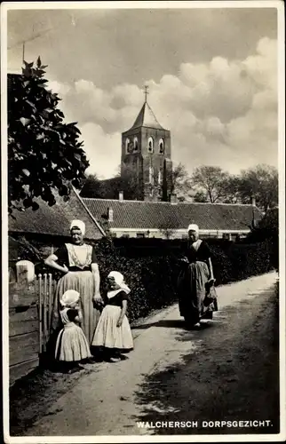 Ak Walcheren Zeeland, Walchersch Dorpsgezicht, Frauen und Kinder in Trachten, Kirchturm