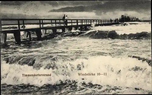 Ak Timmendorfer Strand in Ostholstein, Partie an der Meerbrücke bei Sturmflut, Windstärke 10-11