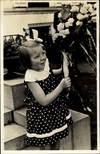 Ak Prinzessin Beatrix der Niederlande mit Blumenstrauß, 1946