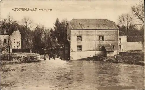 Ak Heutrégiville en Marne, Blick zur Wassermühle, Mühlrad, Frau am Ufer