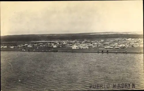 Ak Puerto Madryn in Argentinien, Panorama vom Wasser aus gesehen