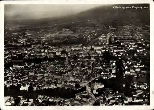 Ak Offenburg in Baden Schwarzwald, Fliegeraufnahme vom Ort