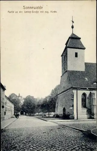 Ak Sonnewalde in der Niederlausitz, Partie an der Schlossstraße mit ev. Kirche