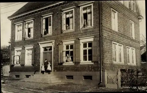 Foto Ak Rondsdorf ? Ronsdorf Wuppertal, geschindeltes Wohnhaus, Quartier Dezember 1918, Anwohner