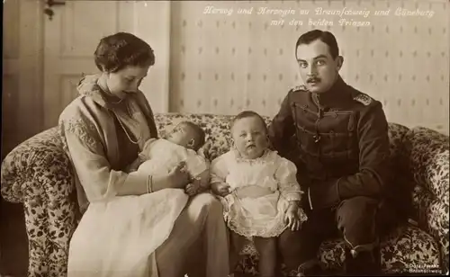 Ak Herzog Ernst August von Braunschweig und Lüneburg, Herzogin Viktoria Luise, Prinzen