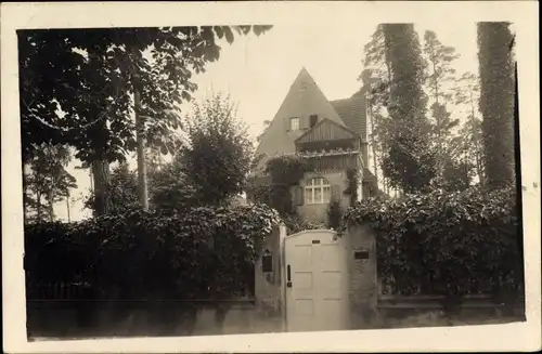 Foto Ak Berlin Charlottenburg?, Villa mit Garten, Eingangstor