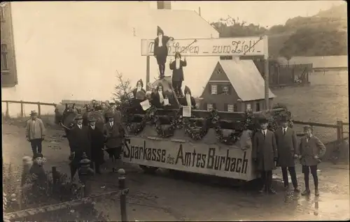 Foto Ak Amt Burbach NRW, Sparkasse, Umzugswagen, Durch Sparen zum Ziel