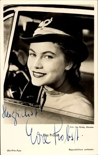 Ak Schauspielerin Eva Probst, Portrait, Automobil, Hut mit Posthorn, Autogramm