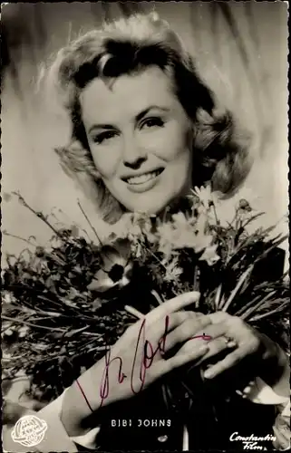 Ak Schauspielerin Bibi Johns, Portrait, Blumenstrauß, Autogramm