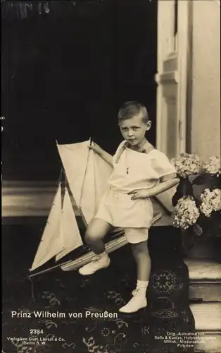 Ak Prinz Wilhelm von Preußen, Portrait mit Modellboot