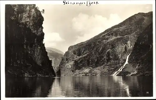 Ak Norwegen, Partie im Geirangerfjord, Felsen, Wasserfall