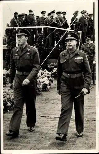 Ak Prinz Bernhard in Uniform, Niederländische Armee, Parade Den Haag