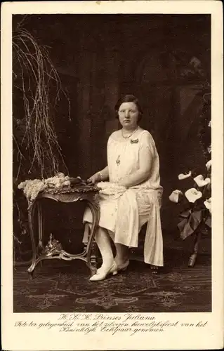 Ak Prinzessin Juliana der Niederlande am Tisch