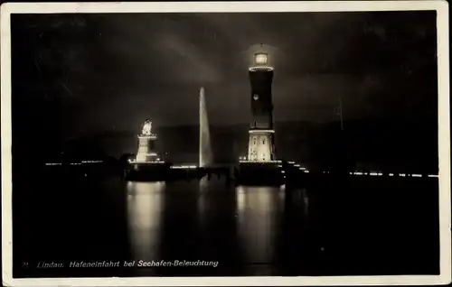 Ak Lindau am Bodensee, Hafeneinfahrt mit Leuchtturm und Beleuchtung