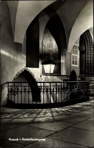 Ak Rostock, Ratskellereingang, Gewölbe, Treppe