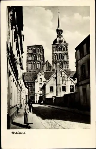 Ak Stralsund in Vorpommern, Straßenansicht mit Blick auf die Kirche