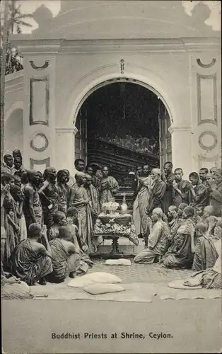 Ak Sri Lanka Ceylon, Buddhist Priests at Shrine, Buddhistische Priester an einem Schrein