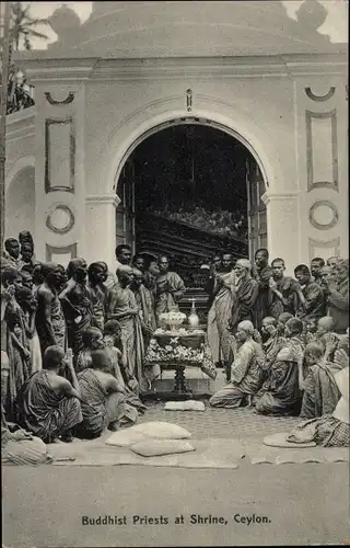 Ak Sri Lanka Ceylon, Buddhist Priests at Shrine, Buddhistische Priester an einem Schrein