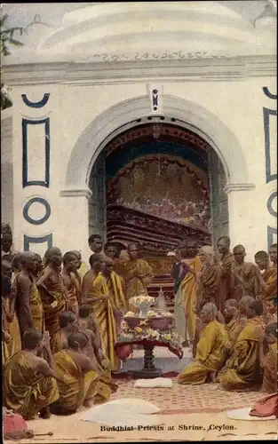 Künstler Ak Sri Lanka Ceylon, Buddhist Priests at Shrine