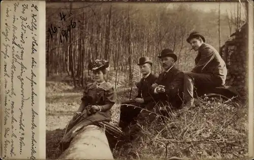 Foto Ak Salzhemmendorf Niedersachsen, Gruppenportrait im Wald