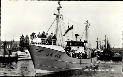 Ak Urk Flevoland Niederlande, Nordseekutter UK 142