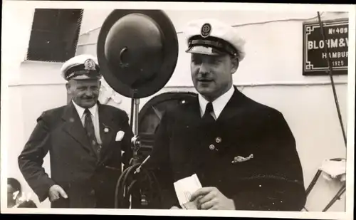 Foto Ak An Bord eines Dampfers, Kapitän in Uniform, Seemäner