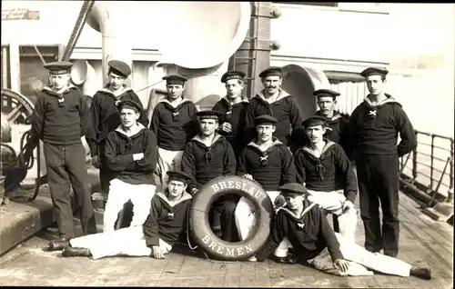 Foto Ak Deutsche Marinesoldaten in Uniformen, Kriegsschiff, Rettungsring, Bremen, Breslau