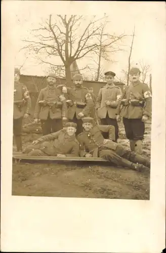 Foto Ak Deutsche Soldaten in Uniformen, Deutsches Rotes Kreuz, I. WK