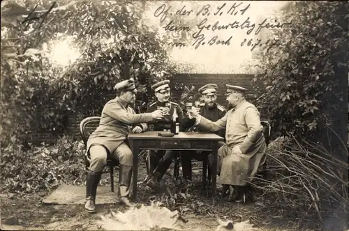 Foto Ak Deutsche Soldaten am Tisch, Bier, Kaiserzeit, 1917