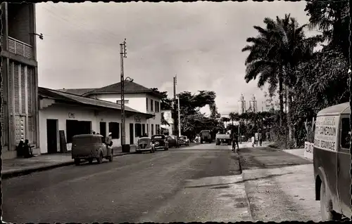 Ak Douala Duala Kamerun, rue du roi Georges, palmier, voitures garées