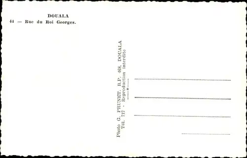 Ak Douala Duala Kamerun, rue du roi Georges, palmier, voitures garées