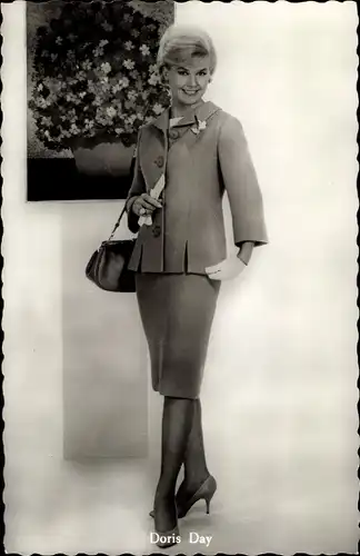 Ak Schauspielerin und Sängerin Doris Day, Standportrait, Kostüm, Handtasche, Handschuhe