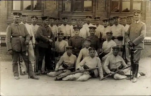 Foto Ak Deutsche Soldaten in Uniformen, Kaiserzeit, I. WK