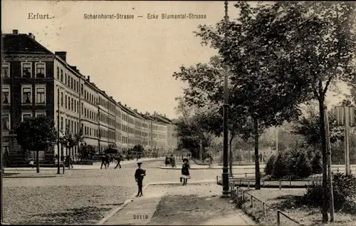 Ak Erfurt in Thüringen, Scharnhorst Straße Ecke Blumental Straße, Passanten