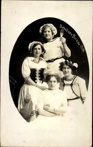Foto Ak Unna in Westfalen, Schützen Bazar 1914, vier junge Frauen