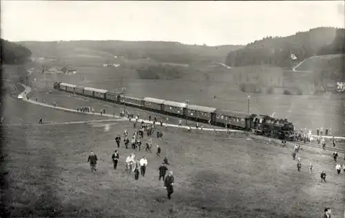 Foto Ak Fotograf Carl Bellingrodt, Deutsche Eisenbahn, Lokomotive, Feld, Menschen