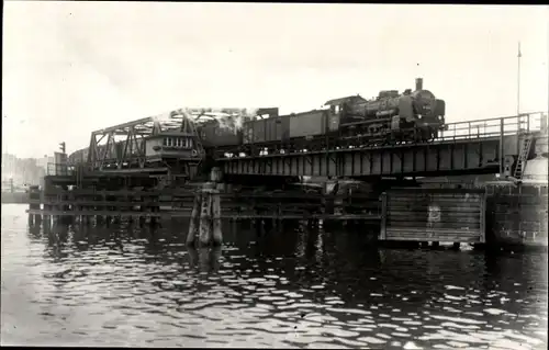 Foto Ak Fotograf Carl Bellingrodt, Deutsche Eisenbahn, Dampflokomotive, Brücke