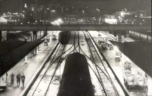 Foto Ak Fotograf Carl Bellingrodt, Deutsche Eisenbahn, Bahnhof, Bahnsteig